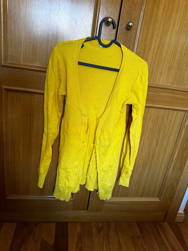 Cárdigan amarillo con botones