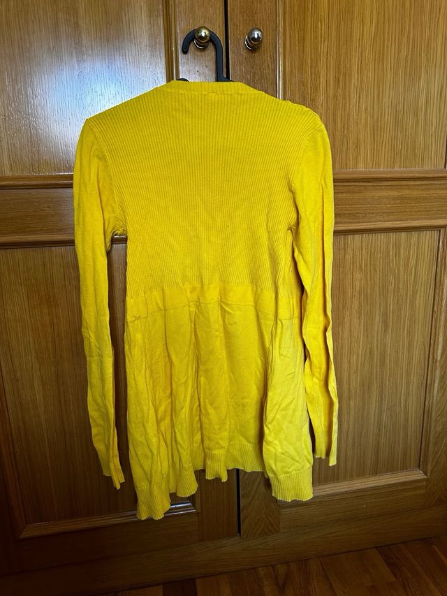 Cárdigan amarillo con botones