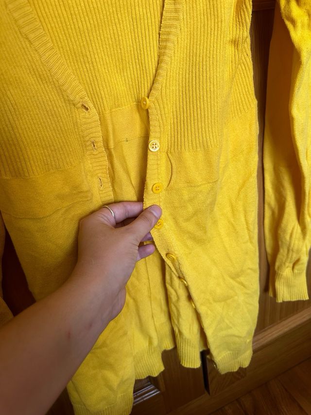 Cárdigan amarillo con botones
