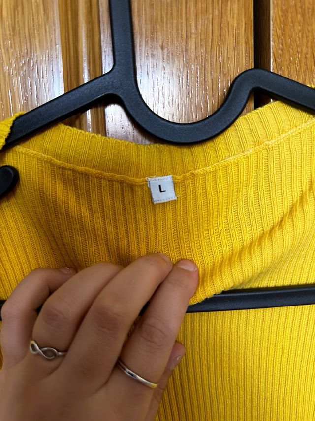 Cárdigan amarillo con botones