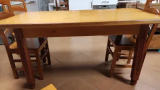 Mesa y sillas de madera.
