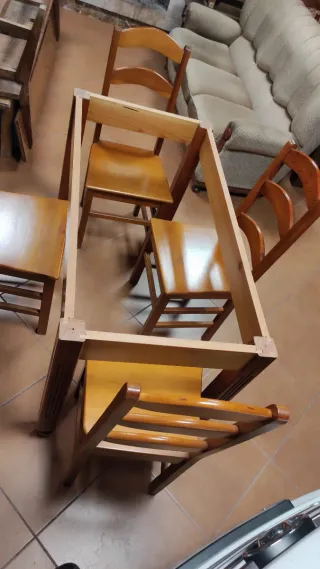 Mesa y sillas de madera.