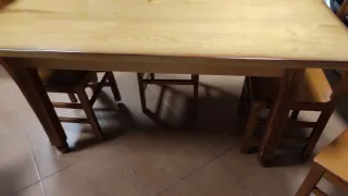 Mesa y sillas de madera.
