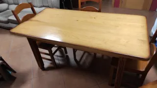 Mesa y sillas de madera.