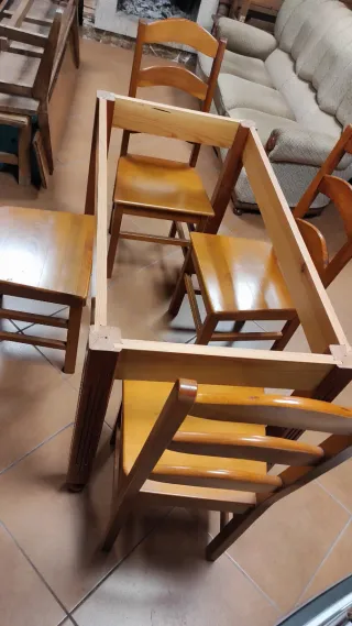 Mesa y sillas de madera.