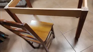 Mesa y sillas de madera.