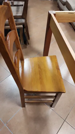 Mesa y sillas de madera.