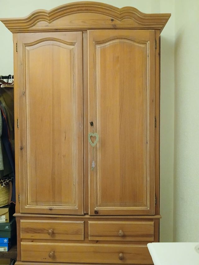 Armario de madera pino con llave