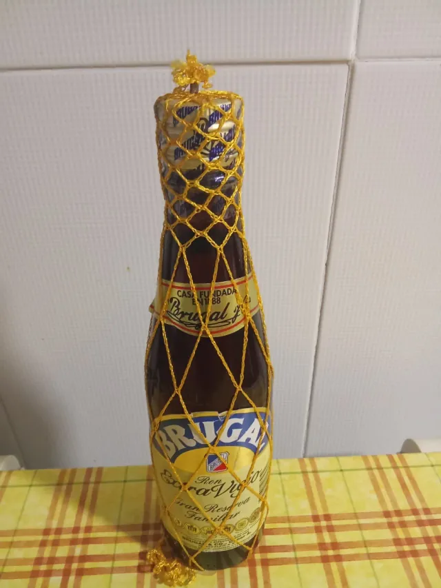 Bottiglia Brugal con rete dorata