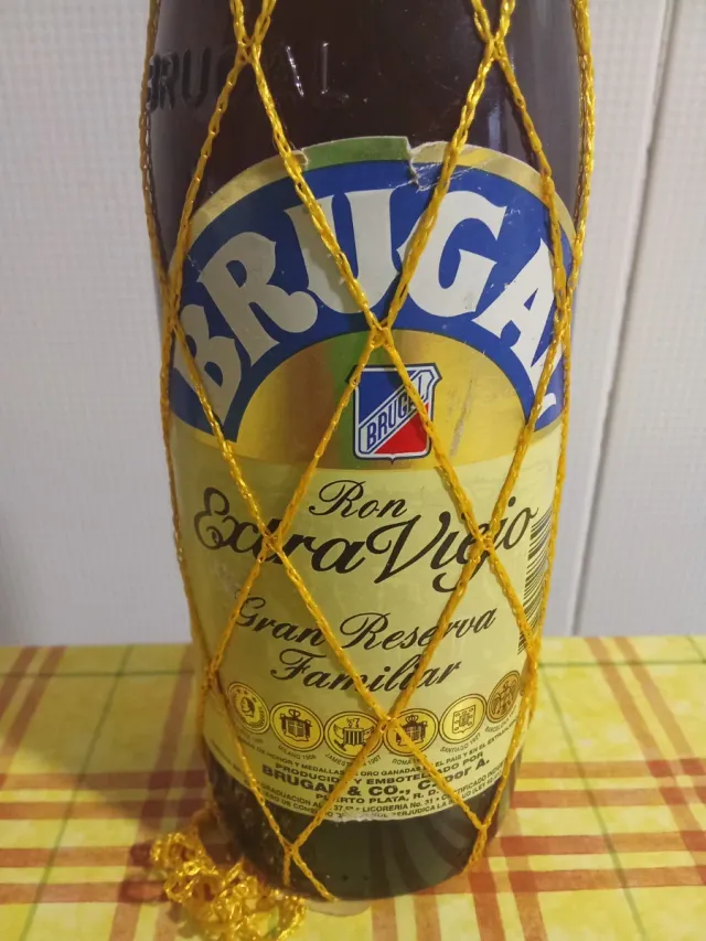 Bottiglia Brugal con rete dorata