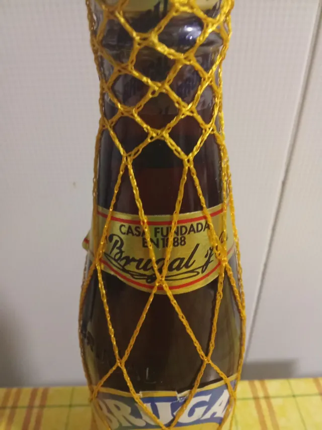 Bottiglia Brugal con rete dorata