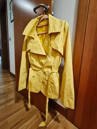 Cortavientos amarillo mujer