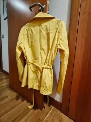 Cortavientos amarillo mujer