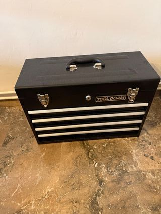 Caja de herramientas negra con cerradura