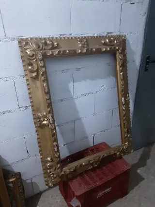 Marco dorado antiguo decorado