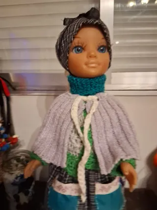 Muñeca vintage con ropa tejida