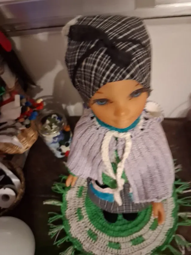 Muñeca vintage con ropa tejida