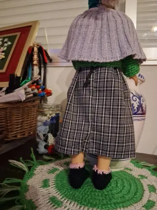 Muñeca vintage con ropa tejida