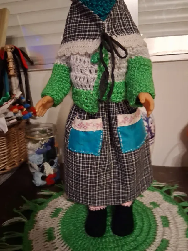 Muñeca vintage con ropa tejida
