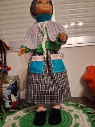 Muñeca vintage con ropa tejida