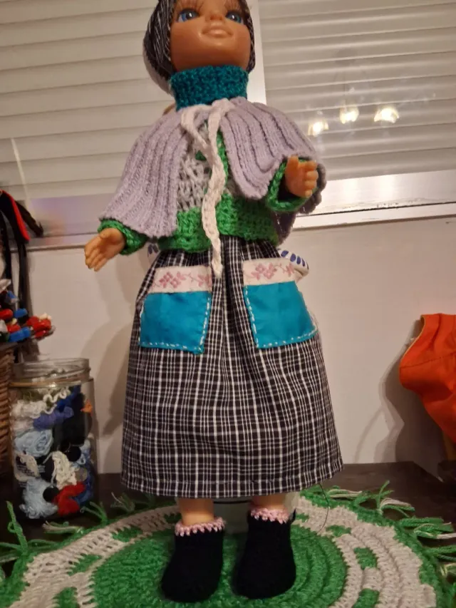 Muñeca vintage con ropa tejida