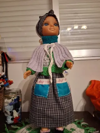 Muñeca vintage con ropa tejida