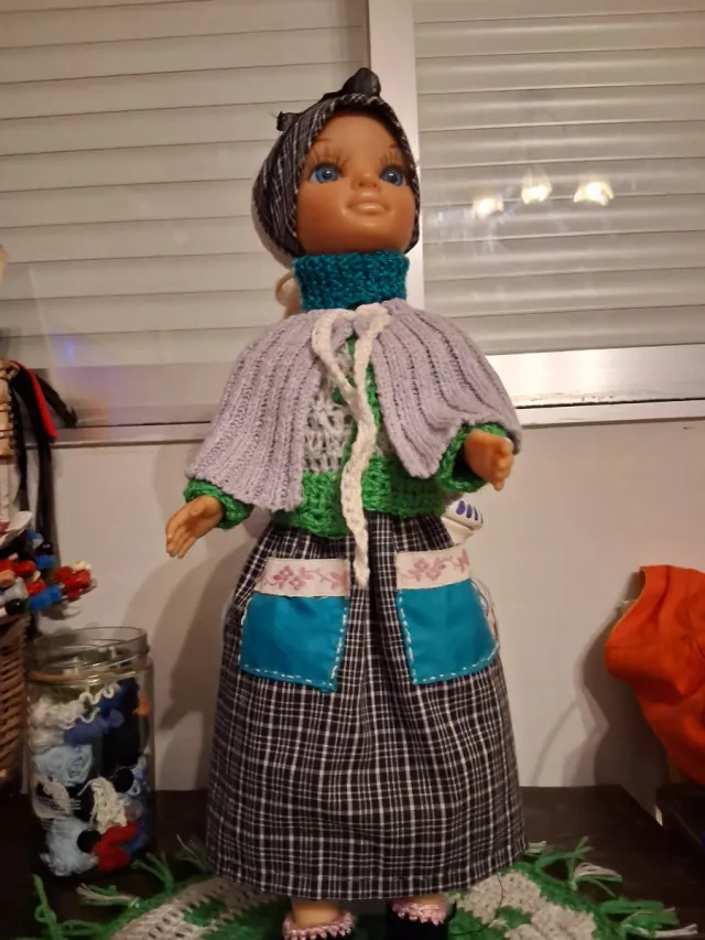 Muñeca vintage con ropa tejida