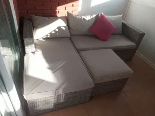 Divano modulare da esterno beige con cuscino rosa