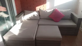 Divano modulare da esterno beige con cuscino rosa