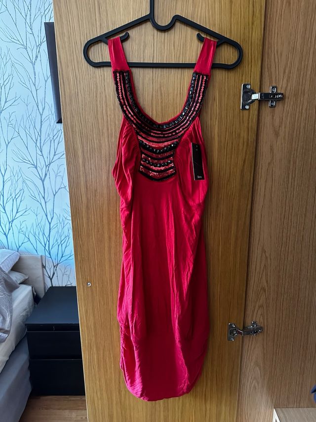 Vestido rojo con pedrería en cuello