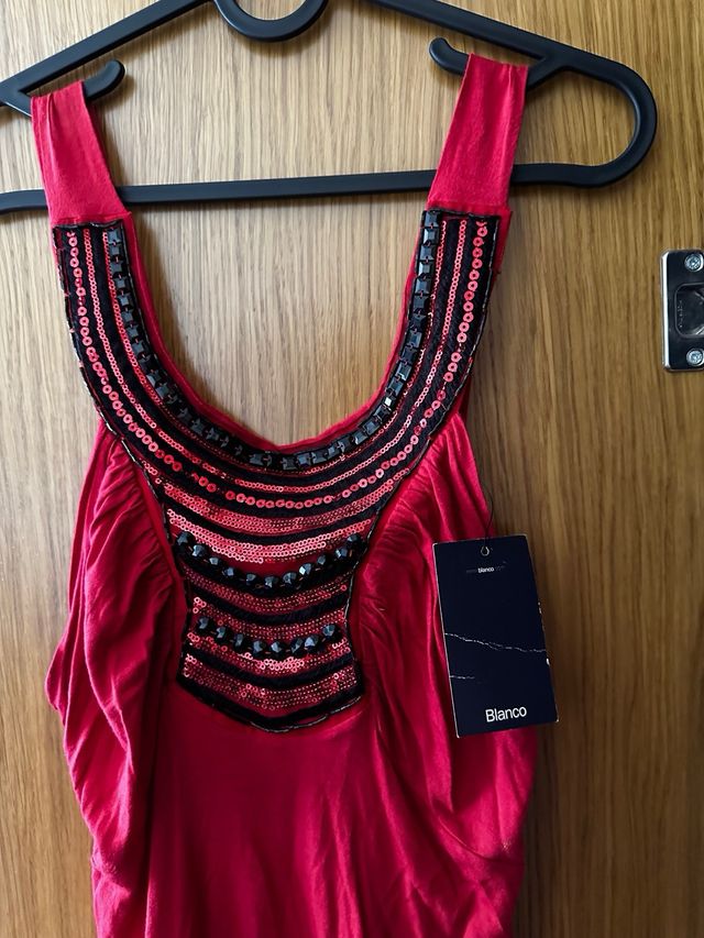 Vestido rojo con pedrería en cuello