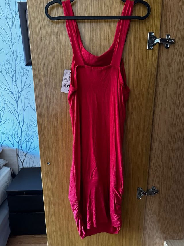 Vestido rojo con pedrería en cuello