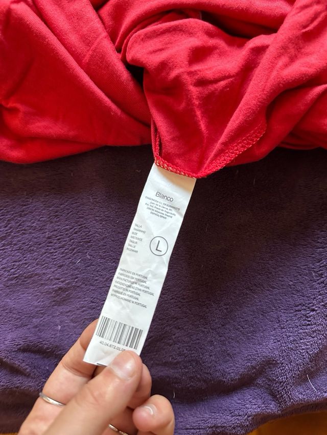 Vestido rojo con pedrería en cuello