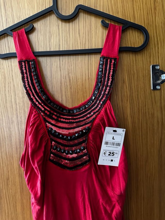 Vestido rojo con pedrería en cuello