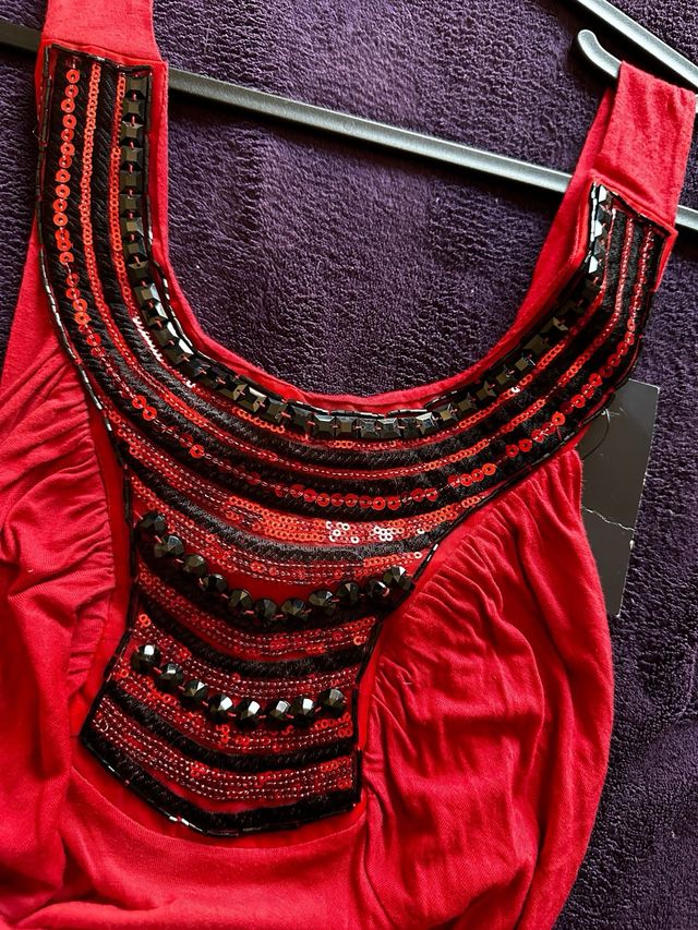 Vestido rojo con pedrería en cuello