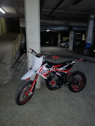 Moto Rieju mrt trophy Supermotard Roja y Blanca