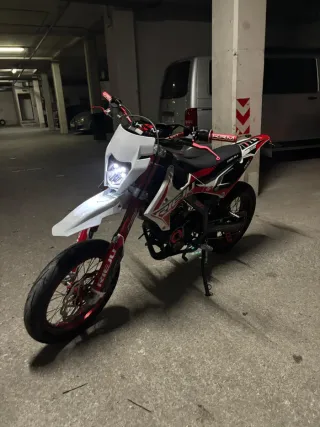 Moto Rieju mrt trophy Supermotard Roja y Blanca