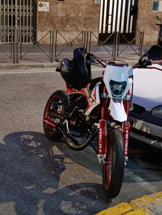 Moto Rieju mrt trophy Supermotard Roja y Blanca