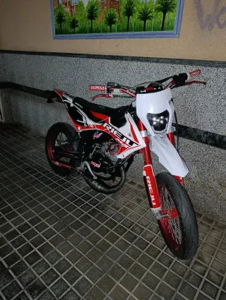 Moto Rieju mrt trophy Supermotard Roja y Blanca