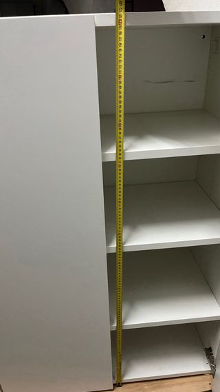 Mueble de oficina blanco con puertas