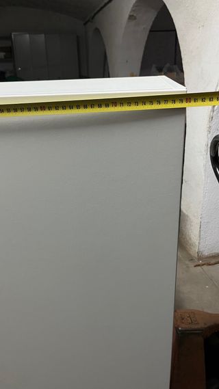 Mueble de oficina blanco con puertas