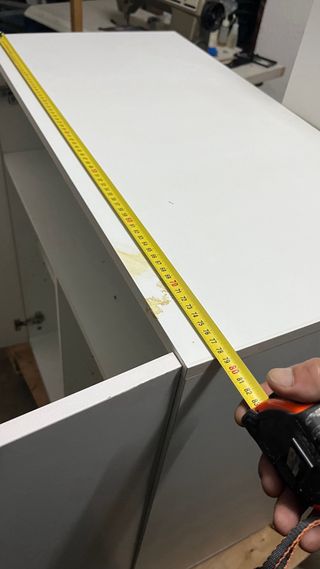 Mueble de oficina blanco con puertas