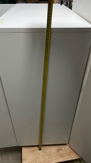 Mueble de oficina blanco con puertas