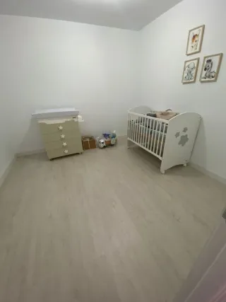 Cuna de bebé blanca