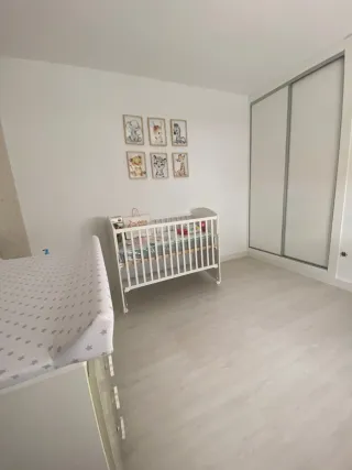 Cuna de bebé blanca