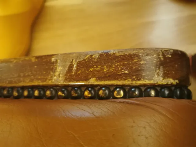 Sillón de cuero con reposapiés