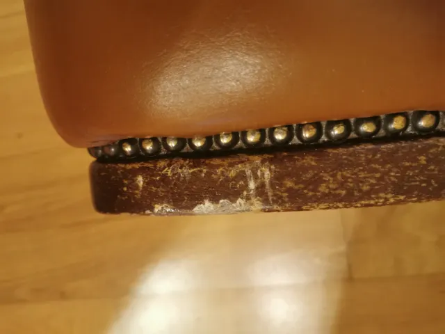 Sillón de cuero con reposapiés