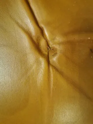 Sillón de cuero con reposapiés