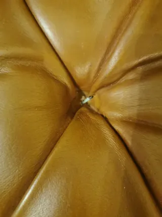 Sillón de cuero con reposapiés