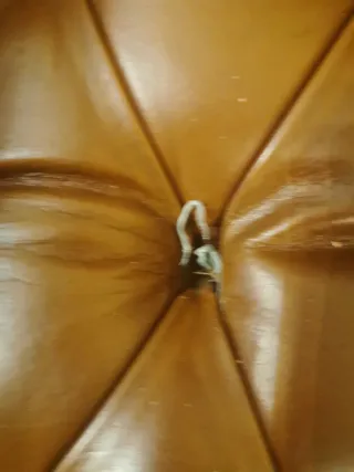 Sillón de cuero con reposapiés